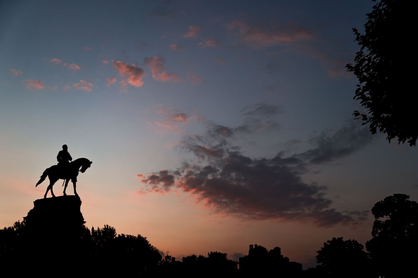 20210908_MET_STATUE